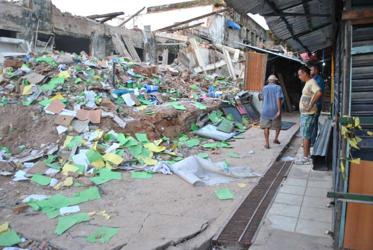 Ambulantes separam materiais para usar na reconstrução das barracas