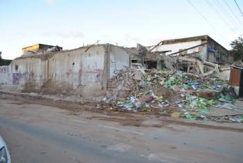 Outra parte do prédio foi demolida na manhã desta quinta-feira (09)