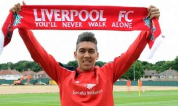 Brasileiro posa para fotos na sede do Liverpool (Foto: Divulgação/Site oficial do Liverpool)