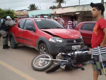 O filho do proprietário do mercadinho perseguiu os suspeitos e chegou a atropelar a motocicleta  