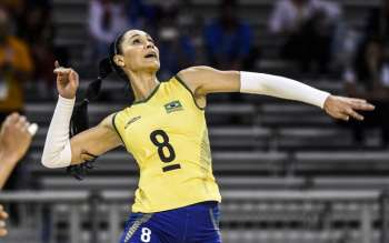 Jaqueline corta bola durante duelo