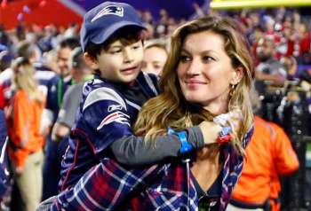 Gisele carrega o filho (Foto: Getty Images)