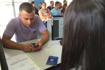 Fernando Vitalino, de 23 anos, busca oportunidade na área de refrigeração no Sine-RJ (Foto: Cristiane Caoli / G1) 