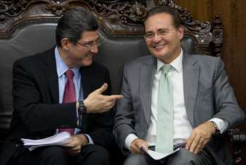 O ministro Joaquim Levy (Fazenda) e o presidente do Senado, Renan Calheiros, em reunião para discutir os itens mais urgentes da Agenda Brasil e quais devem ser votados prioritariamente 