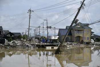 Cheia do Rio Kinugawa destrói casas e ruas no Japão