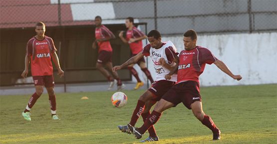 Glaydson Almeida e Saci lutam na marcação Glaydson Almeida e Saci lutam na marcação