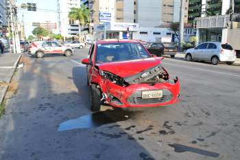 Acidente entre viatura e carro de passeio  na Ponta Verde