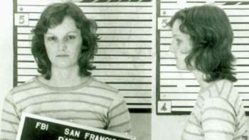 Patty Hearst foi sequestrada por um grupo de guerrilheiros e resolveu se juntar a eles (Foto: FBI)