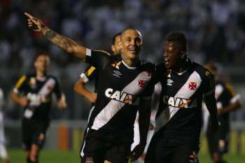 O jogador Leandrão do Vasco comemora gol durante partida contra a Ponte Preta pela Série A do Campeonato Brasileiro no estádio Moisés Lucarelli em Campinas (Foto: FuturaPress)