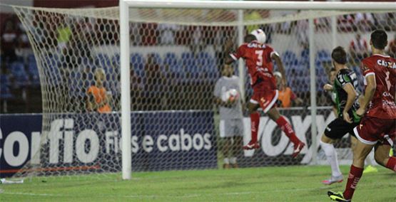 De cabeça, Audálio sobe, marca e comemora: 1º gol dele com a camisa do CRB