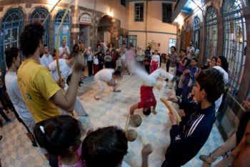 O projeto Capoeira para Refugiados surgiu em 2007 em Damasco, na Síria. Aulas de capoeira são oferecidas para crianças e jovens de comunidades marcadas por conflitos e guerras 