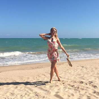 Ana Hickmann passeia por praias de Maceió