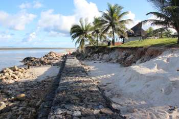 Fiscalização interdita construção de muro na Praia do Saco