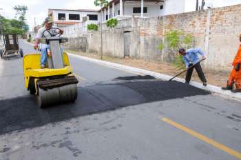 Prefeito vistoria obras na Santa Amélia