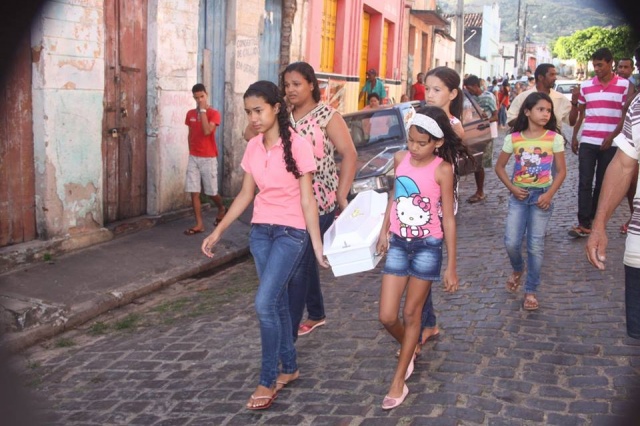 Bebê foi sepultado sob clima de forte comoção. Edson Silva/Todo Segundo