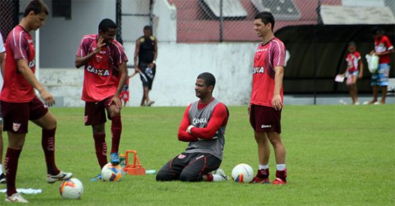 Ajoelhado entre colegas, Júlio César permanecerá no CRB em 2016