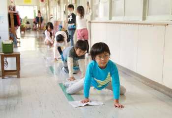 Alunos ajudam em limpeza de escola no Japão 