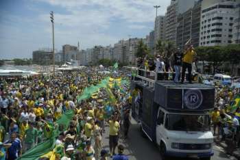 Sob sol forte, na Praia de Copacabana, cariocas pedem impeachment e novas eleições