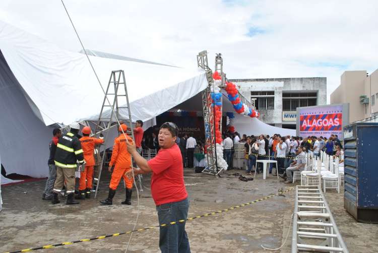 Estrutura desabou parcialmente e Corpo de Bombeiros foi acionado