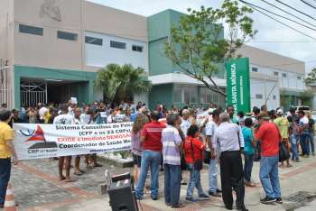 Manifestantes questionavam 'reabertura'