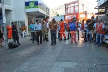 Distância ente banca de revista e poste atrapalhou a passagem do caminhão tanque