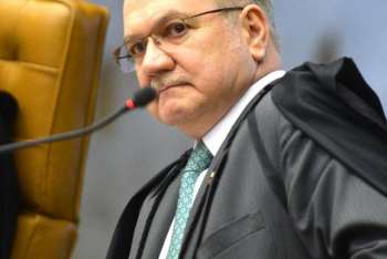 O ministro Edson Fachin, durante sessão do STF que julga como deve ser o rito de tramitação do processo de impeachment da presidenta Dilma Rousseff no Congresso 