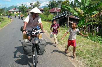 Maio de 2011. Ilha de Flores – Indonesia: crianças nativas dão as boas vindas na chegada de Pablo