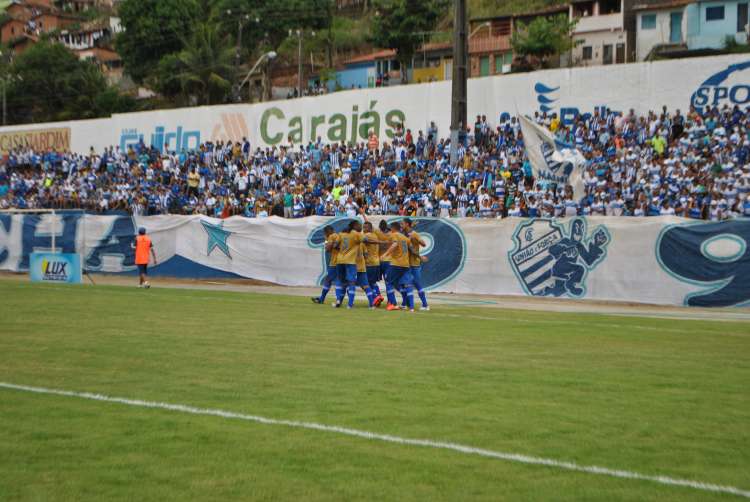 Jogadores comemoram com a torcida