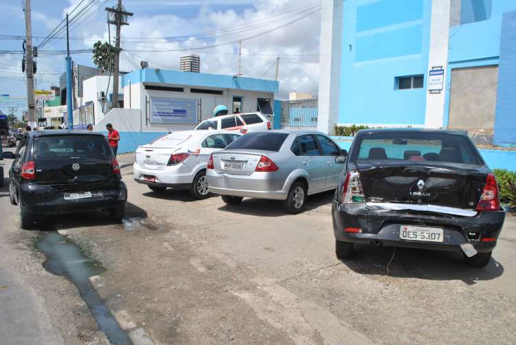 Ônibus atingiu quatro veículos de passeio e atrapalhou o trânsito no Poço