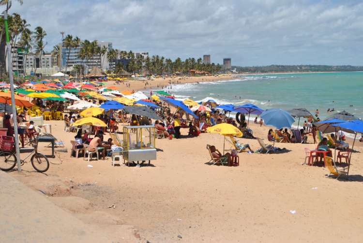 Praia cheia após as festas de réveillon