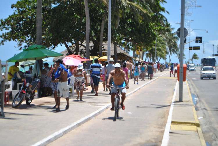 Praia cheia após as festas de réveillon