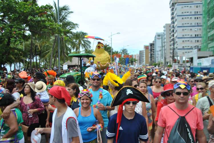 Organizadores falam em mais de 200 mil foliões.