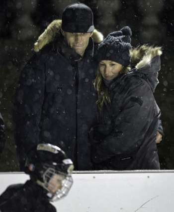 Gisele Bündchen e Tom Brady assistem jogo do filho