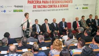 Presidenta Dilma Rousseff durante Assinatura de contrato entre o Ministério da Saúde e a Fundação Butantan para o desenvolvimento da vacina da dengue.