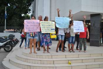 Permissionários do Mercado do Artesanato realizam protesto no Fórum