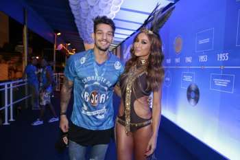 Lucas Lucco e Sabrina Sato em um camarote no desfile das campeãs, no Rio 