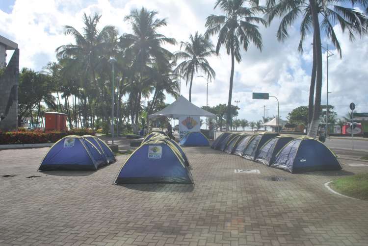 Manifestantes estão acampados na orla de Ponta Verde