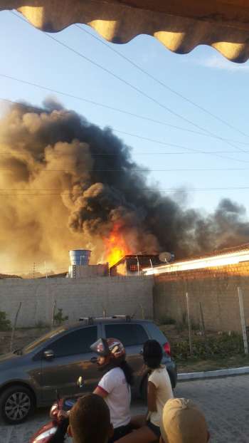 Incêndio atinge fábrica em Arapiraca