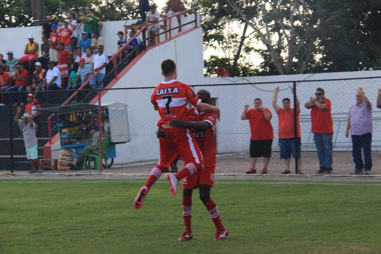 Regatas comemoram a goleada em cima do Sete.