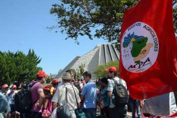 Manifestantes ligados a grupos sociais contra o impeachment: MST, CUT e Pequenos Agricultores estão acampados próximo à Esplanada dos Ministérios desde o último final de semana