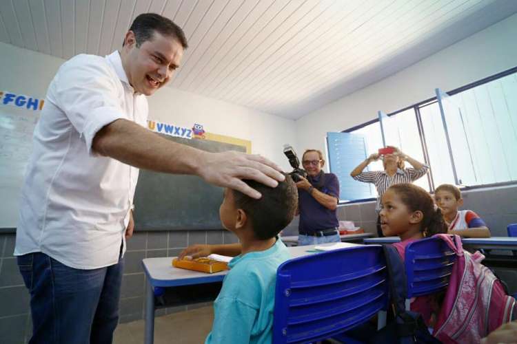 Em escolas da capital, Renan Filho analisa cenário político nacional