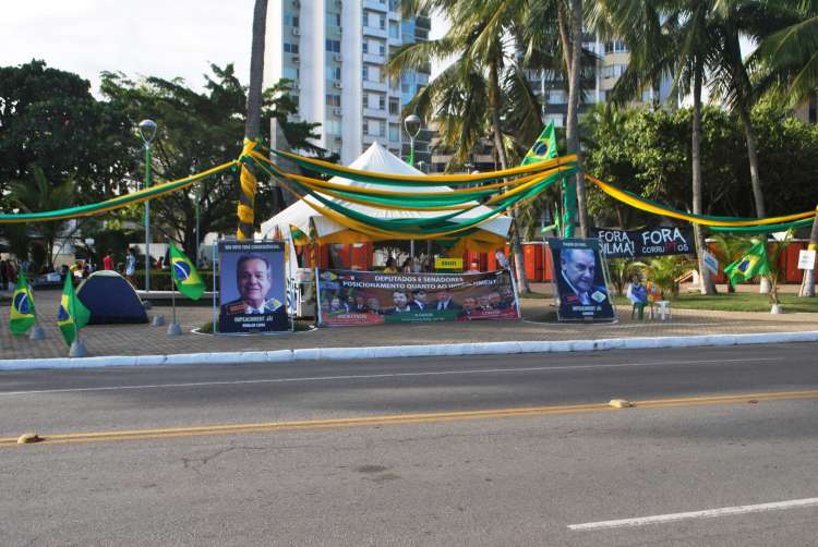 Praça é ocupada há semanas por defensores do impeachment