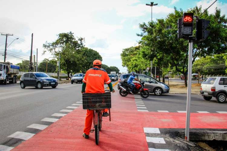 A ciclofaixa na BR 104 ajuda os ciclistas a se locomover com segurança. 