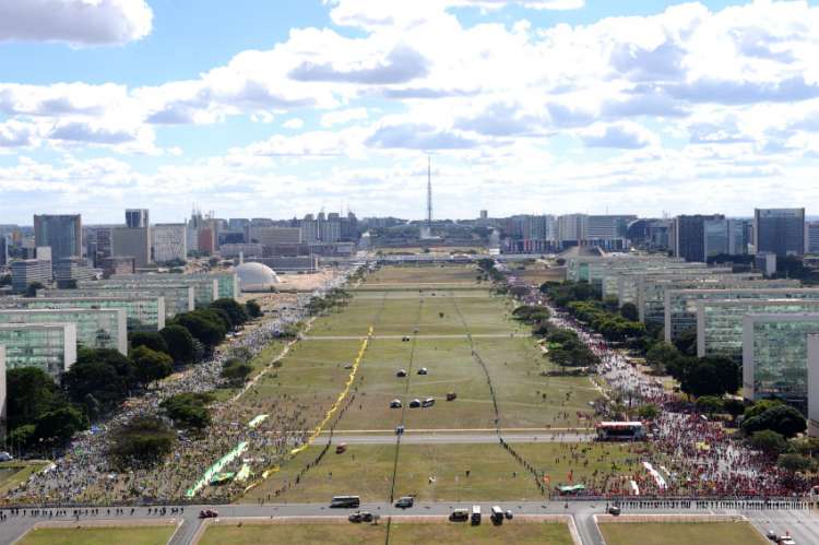 Manifestação da população contra e a favor o impeachment da Presidente Dilma, na Esplanada dos Ministérios.