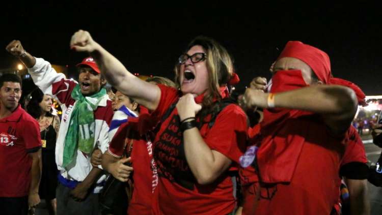 Manifestantes contrários ao impeachment protestaram diante do Planalto.