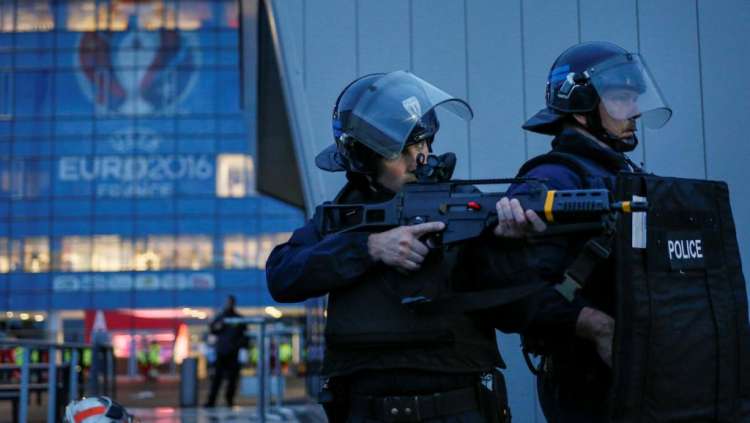 Integrantes da unidade especial de intervenção da polícia francesa (Raid) participam da simulação de atentando terrorista no Stade de France, em Saint-Denis 