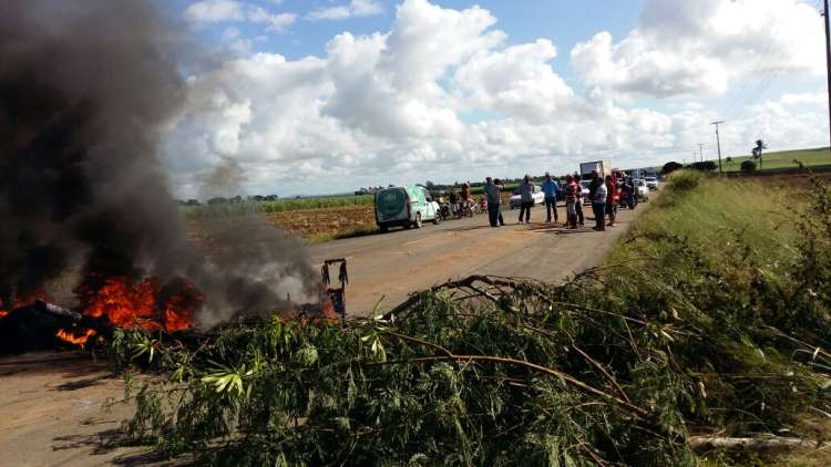 Moradores bloqueiam trecho da AL 110