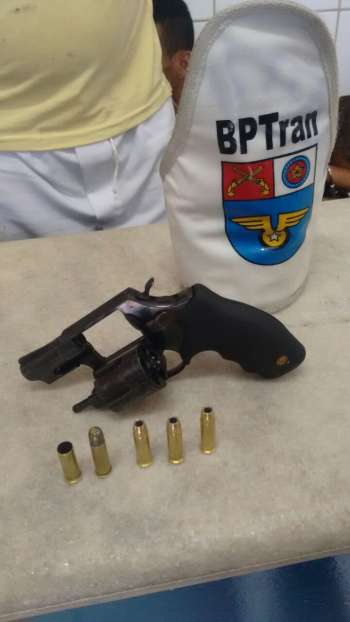 Com o acusado, o BPTran apreendeu uma arma de fogo