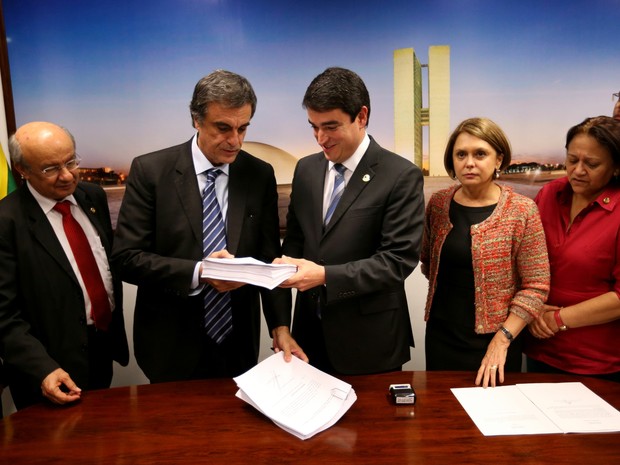 Ex-ministro da Justiça José Eduardo Cardozo entrega ao Secretário-Geral da Mesa do Senado, Luiz Fernando Bandeira de Mello Filho, a defesa da presidente afastada Dilma Rousseff