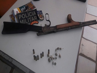 Arma e drogas foram encontradas em poder do jovem